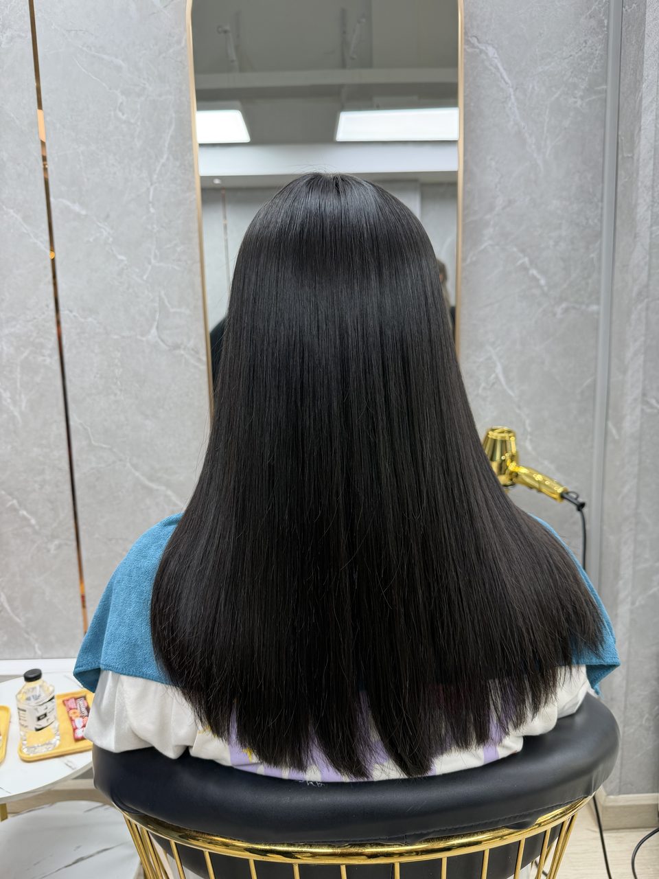 ผมยาวประกลางหลังสีดำ ตรงเรียบแต่โคนผมยังพอง ปลายบานออกเล็กน้อย